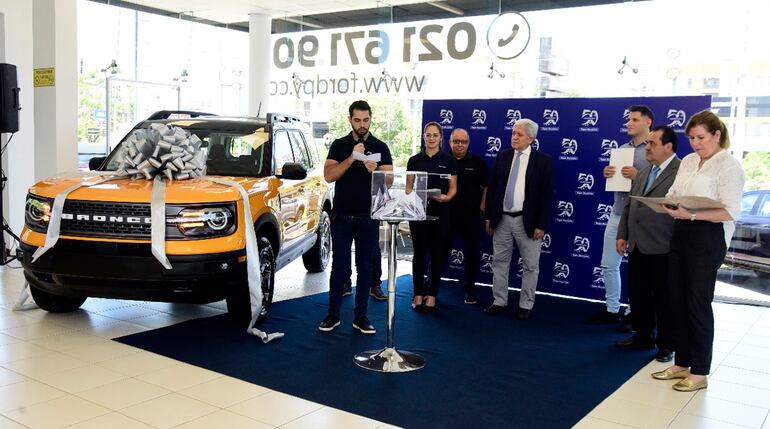 En el local de Tape Ruvicha realizaron ayer el sorteo de una Bronco Sport 4x4.