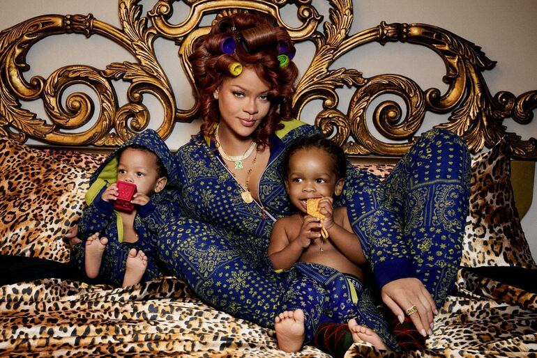 Rihanna con sus peques RZA Athelston Mayers y Riot Rose Mayers.