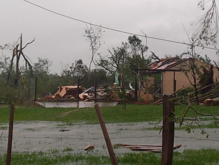 Cerca de las 17:59 de este sábado una vivienda fue derrumbada tras el fuerte temporal que azotó al distrito de Caraguatay