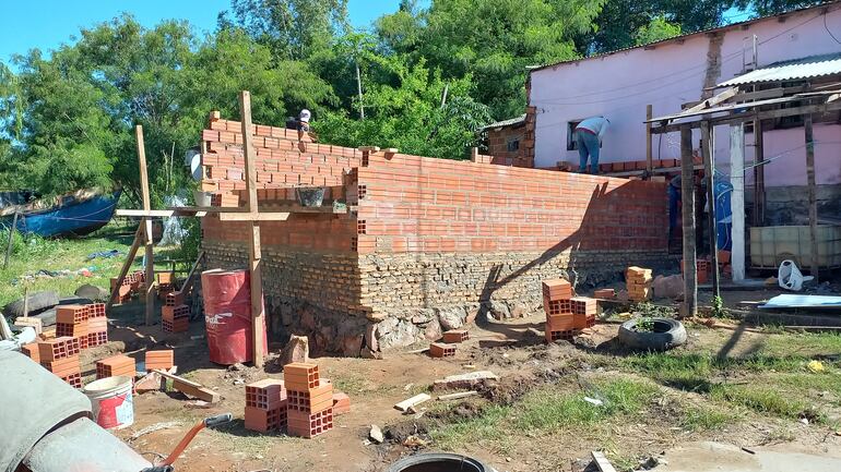 Actualmente la Gobernación de Central y la Municipalidad de San Antonio construyen una casa para los niños que perdieron a su madre en un accidente de tránsito.