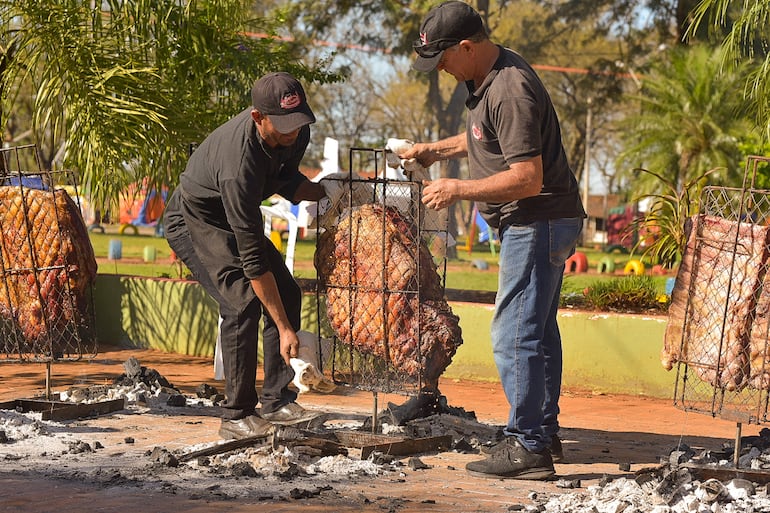 Unos 400 costillares se asaron durante la fiesta del asado.