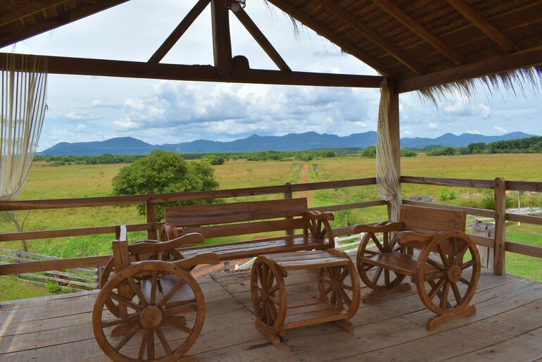 Imponente vista a las serranías de la Cordillera del Ybytyruzú desde un pequeño mirador en "La Casita Campo".