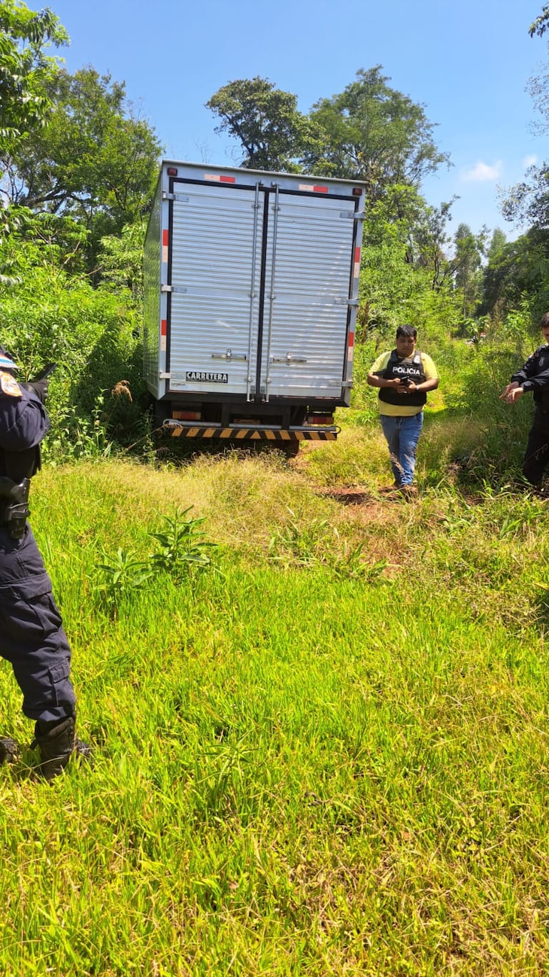 El camión fue hallado abandonado en el distrito de Minga Guazú. El rodado estaba totalmente vacío.