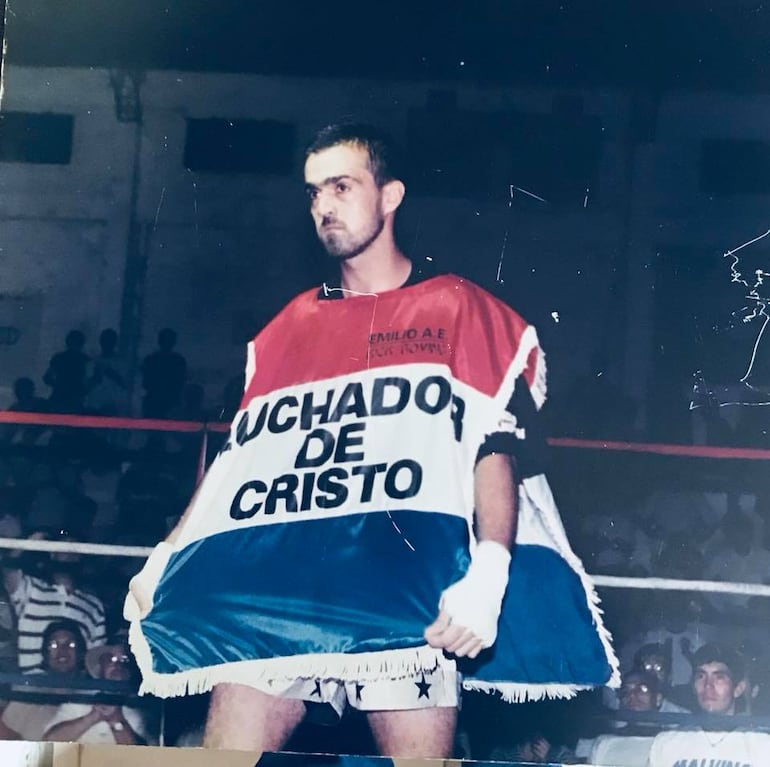 El pastor Emilio Agüero Esgaib en imágenes compartidas por él mismo al relatar su pasado como boxeador.