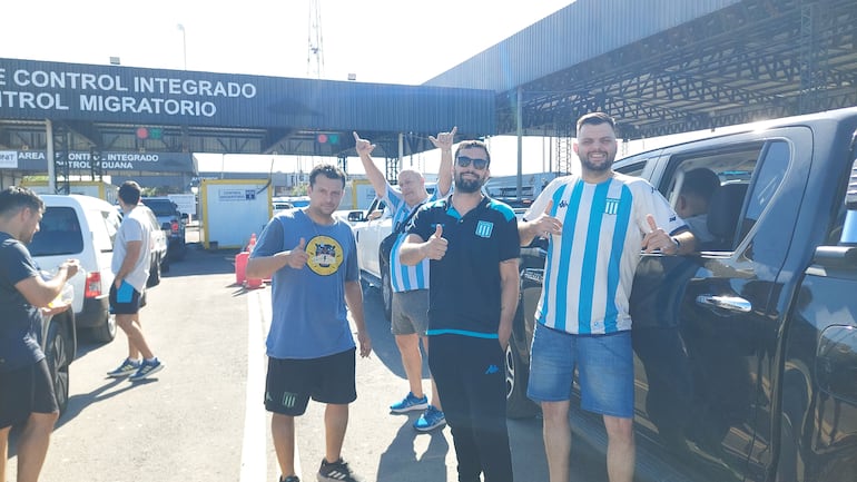 Hinchas de Racing copan Puerto Falcón.