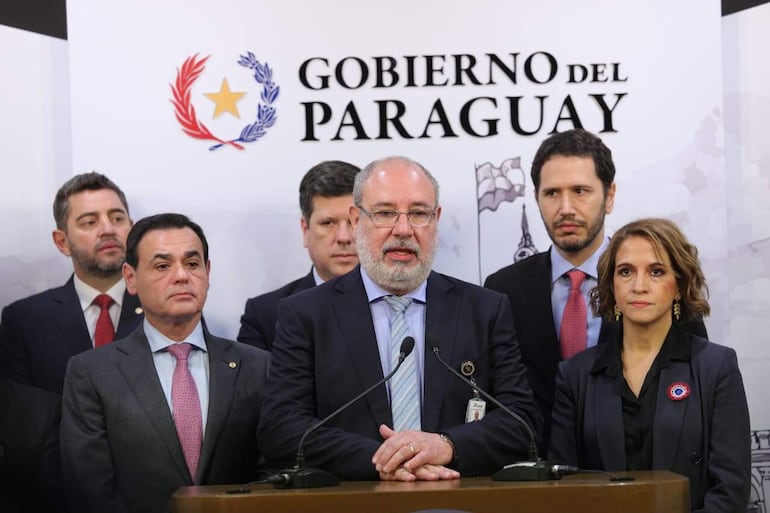 Imagen del 9 de mayo de este año, cuando Justo Zacarías Irún destacó el trabajo realizado para el acuerdo de la tarifa de Itaipú, acompañado de los demás miembros del Consejo de Administración de la binacional y el vicepresidente Pedro Alliana.