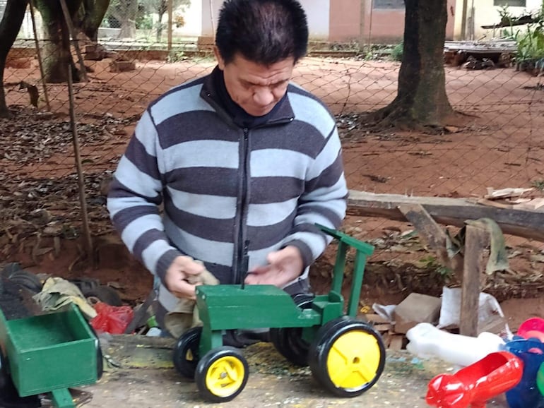 Gilberto Luis Sanabria, (65) oriundo de la compañía Cabañas, Caacupé, fabrica llamativos juguetes de madera para mantener a su familia.