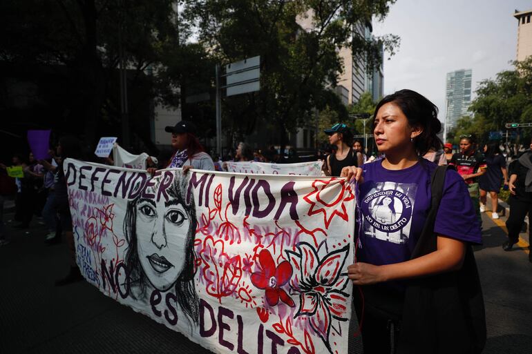 Un grupo de mujeres de varios colectivos marchan en apoyo a la joven mexicana Roxana Ruiz, condenada a seis años de cárcel por defenderse de su violador, en Ciudad de México (México).