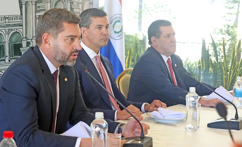 Pedro Alliana, vicepresidente de la República, el presidente Santiago Peña y Horacio Cartes presidente de la ANR y líder del movimiento Honor Colorado, durante la reunión con diputados oficialistas.