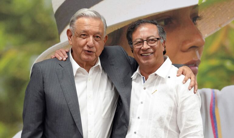 El presidente mexicano, Andrés Manuel López Obrador (izq.) en reunión con su homólogo, Gustavo Petro, con quien conversó de las iniciativas de paz que hay en marcha en el país y sobre el cambio de paradigma mundial con las drogas, hoy en Cali (Colombia).