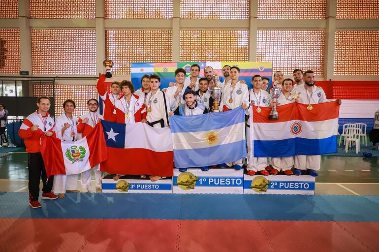 El podio de la competencia por Equipos, con el oro para Argentina, plata Paraguay, bronce Chile y Perú.