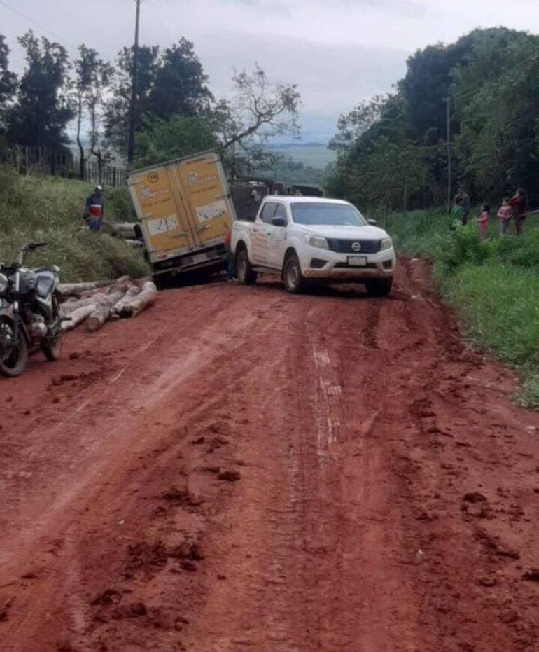 Hace más de un año que el camino rural que une Quyquyhó con María Antonia se encuentra intransitable.