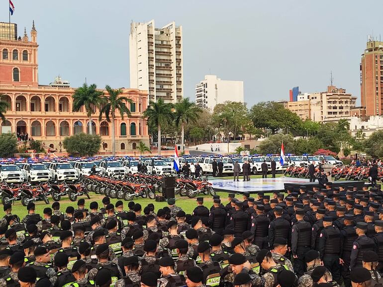 La Itaipú Binacional entregó patrulleras, motos y chalecos antiblas a la Policía, este jueves, en la explanada del Palacio de Gobierno.