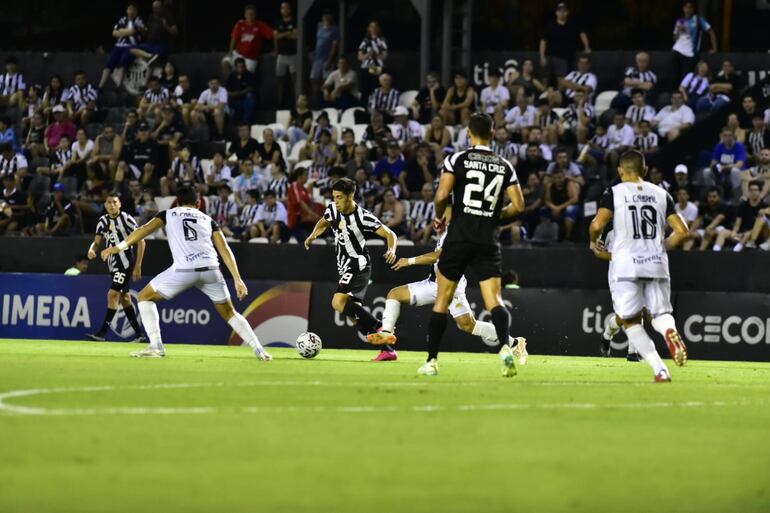 Rubén Lezcano, futbolista de Libertad, domina el balón en un partido frente a Tacuary por la última fecha del torneo Clausura 2023 en el estadio La Huerta, en Asunción.