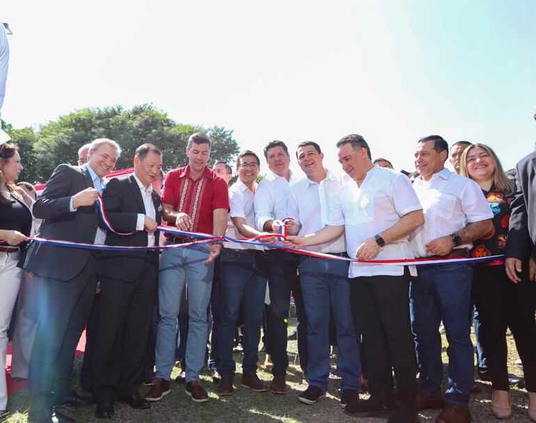 El presidente de la República participó de una serie de inauguraciones en el Este.