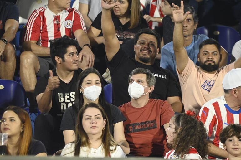 Los aficionados de Paraguay en el estadio Defensores del Chaco en la previa del partido contra Brasil por las Eliminatorias Sudamericanas 2026.