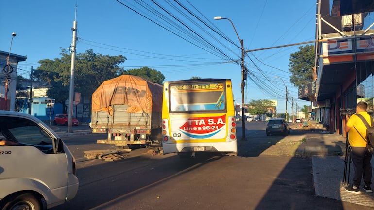 Un camión perdió su acoplado sobre la avenida Eusebio Ayala y dificulta el tránsito.