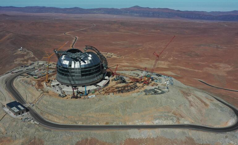 Vista aérea del sitio de construcción del nuevo telescopio ELT, con un espejo principal de 39 metros, en el Cerro Armazones, cerca del Observatorio Paranal del Observatorio Europeo Austral (ESO), en la Región de Antofagasta, en el desierto de Atacama, a unos 1150 km al norte de Santiago, Chile.







