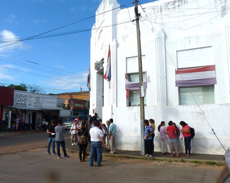 Varios Adultos Mayores madrugaron para llegar al banco por Instrucción confusa sobre validación de vida para cobro de pensión.