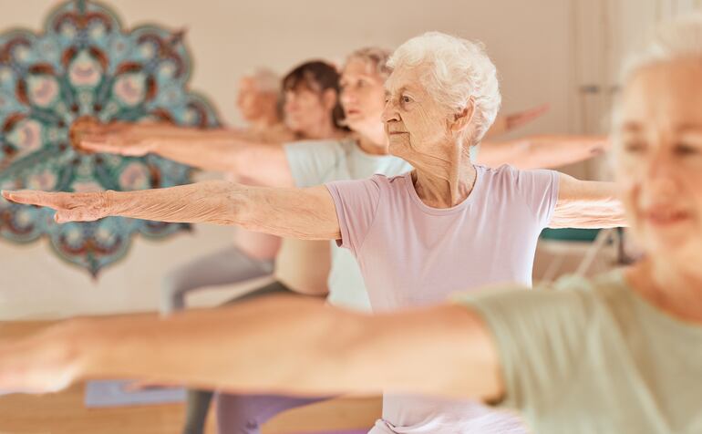 Adultas mayores practicando yoga.