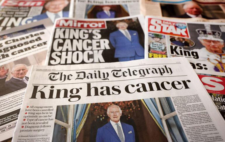 Portadas de diarios británicos informando que el rey Carlos III tiene cáncer. 
