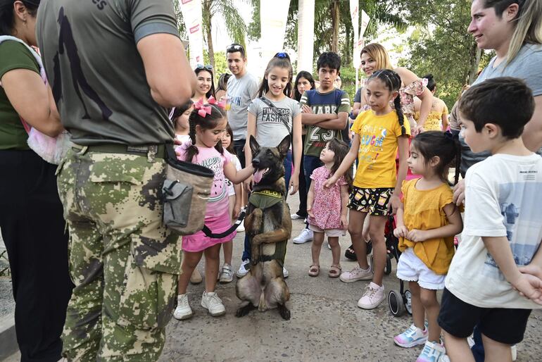 Bronco, el perro militar, demostró sus dotes de obediencia con su entrenador, Carlos Sánchez, ayer en la Expo 2023.