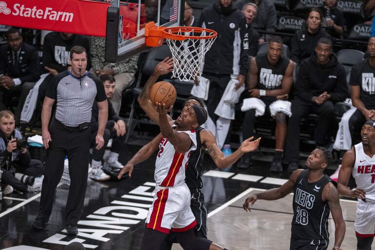 Jimmy Butler de Miami Heat salta a la canasta durante un juego de NBA entre los Miami Heat contra Brooklyn Nets, en el Barclays Center en Brooklyn, Nueva York (EE. UU.).