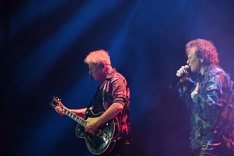 Graham Russell y Russell Hitchcock de Air Supply en un momento del concierto que compartieron anoche ante unas 5.000 personas en el Yacht.