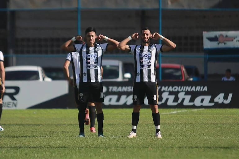 El atacante Fabricio Ferreira (i) se despachó ayer con un doblete, aquí celebra uno de sus tantos con el volante Wilson Medina. (Foto: APF)