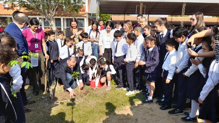 Alumnos de la escuela Defensores del Chaco de la ciudad de Pilar pusieron en marcha el proyecto Ñeembucú Verde.