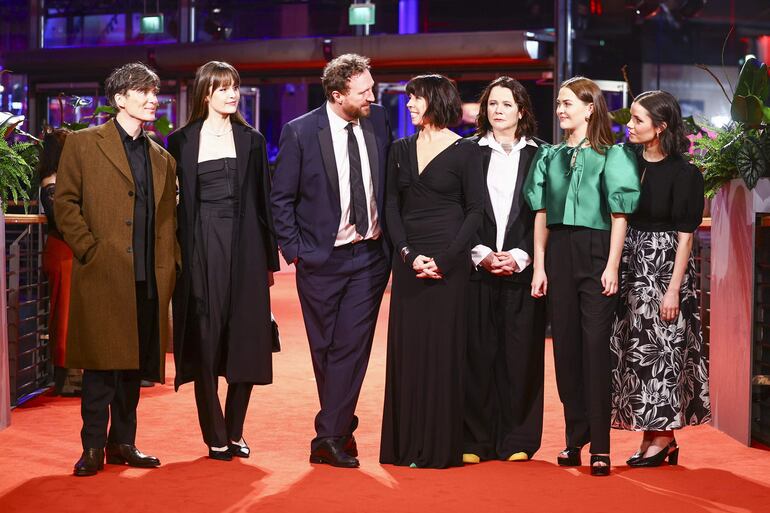 Cillian Murphy, el director Tim Mielants junto a otros integrantes del equipo de la película "Small Things Like These", que abrió la Berlinale.