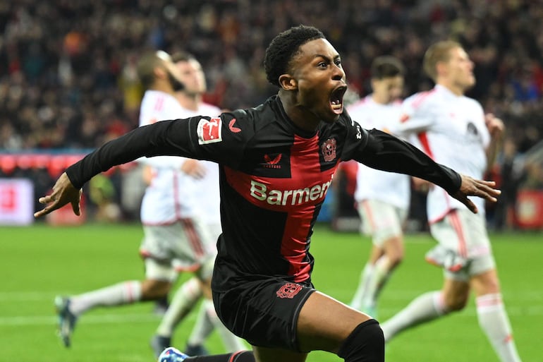 Nathan Tella, mediocampista inglés, inicia el festejo de su gol, que fue el cuarto para el Bayer Leverkusen en la victoria 4-0 sobre el Unión Berlín.