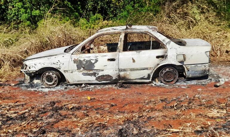 El automóvil fue encontrado abandonado al costado de una zona boscosa en inmediaciones del Lago de Itaipú, en la frontera con Brasil.