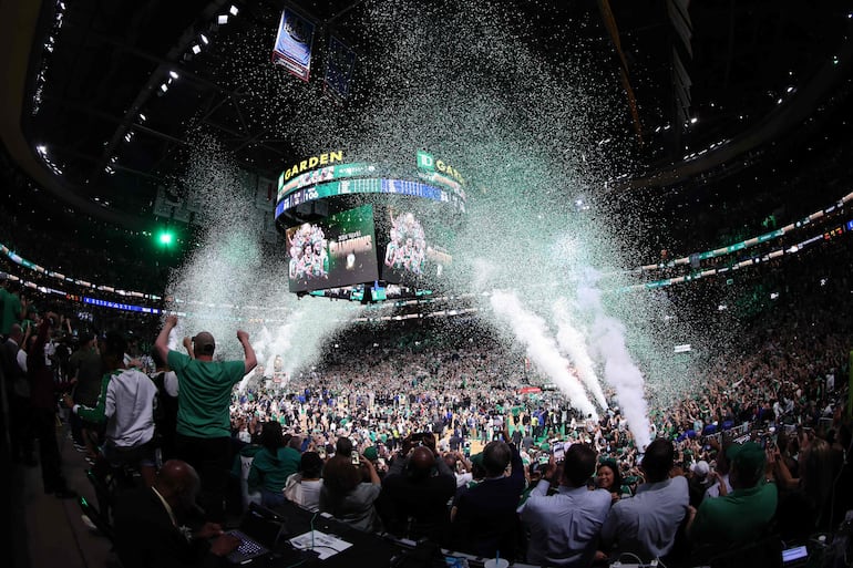 Los Boston Celtics celebran el título de campeones de la NBA 2023-2024. 