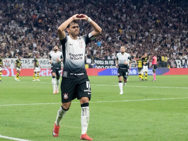 El paraguayo Ángel Romero, futbolista del Corinthians, celebra un gol en el partido frente al Sao Bernardo FC por la octava fecha de la fase de grupos del Estadual Paulista en el Neo Química Arena, en Sao Paulo, Brasil.