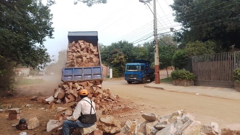 El intendente municipal asegura que en dos semanas llegarán a la altura de la construcción del muro. Indicó que cuentan con materiales para avanzar con los trabajos. 