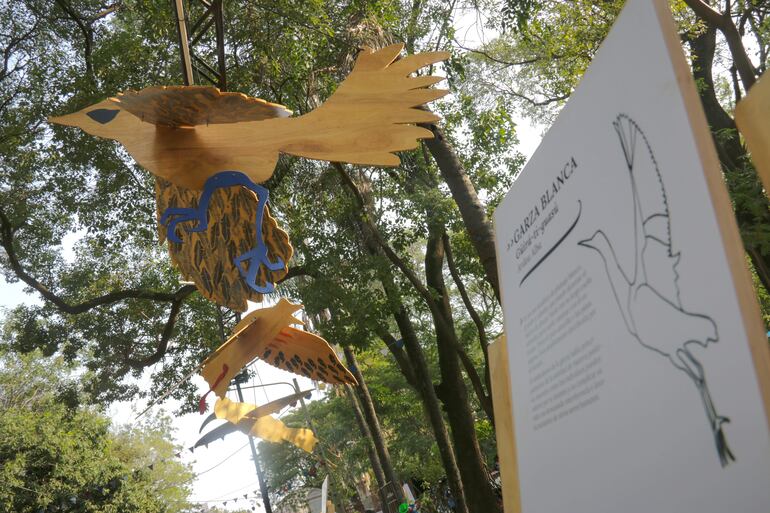 Fotografía que muestra exhibiciones artísticas en el Parque Caballero hoy en Asunción (Paraguay). Con la exhibición de obras artísticas y actividades culturales se dio inicio este sábado a la denominada 'Land Art', un proyecto que pretende reavivar un icónico parque en Asunción.