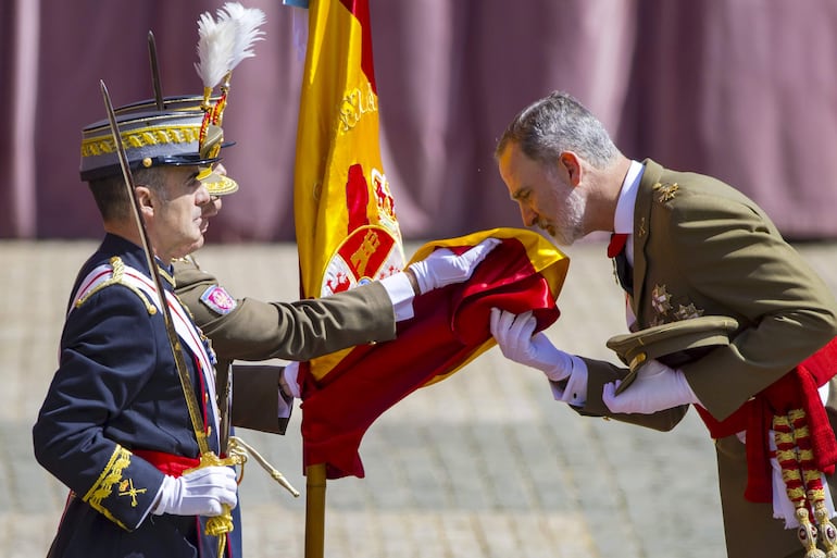 El rey Felipe jura de bandera por el 40 aniversario de su promoción del Ejército de Tierra, de la que la princesa Leonor es testigo al estar formada en el patio de armas con los otros cadetes de su curso, en la Academia General Militar (AGM) de Zaragoza. (EFE/ Javier Cebollada)
