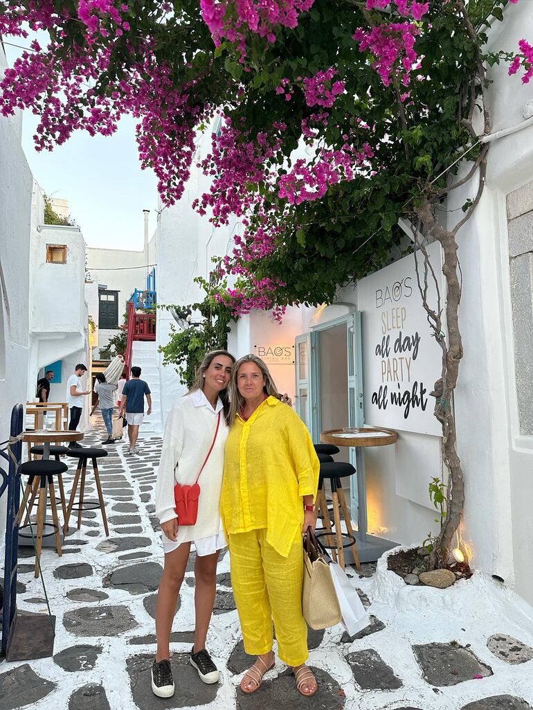 Costanza Pappalardo y Alejandra Burró, en las callejuelas de Mykonos, Grecia.