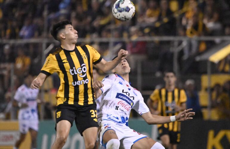 Duelo aéreo entre Alexis Cantero (21 años) y Gustavo Rubén Caballero (22).