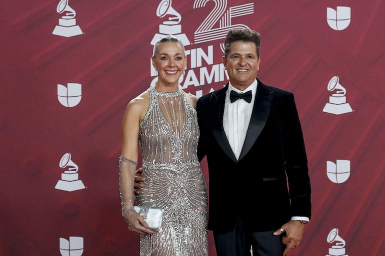 ¡Elegantísimos! El cantante colombiano Carlos Vives y su esposa Claudia Vásquez a su llegada a los Premios Latin Grammy celebrados anoche en el Kaseya Center de Miami, Florida. (EFE/Eva Marie Uzcátegui)
