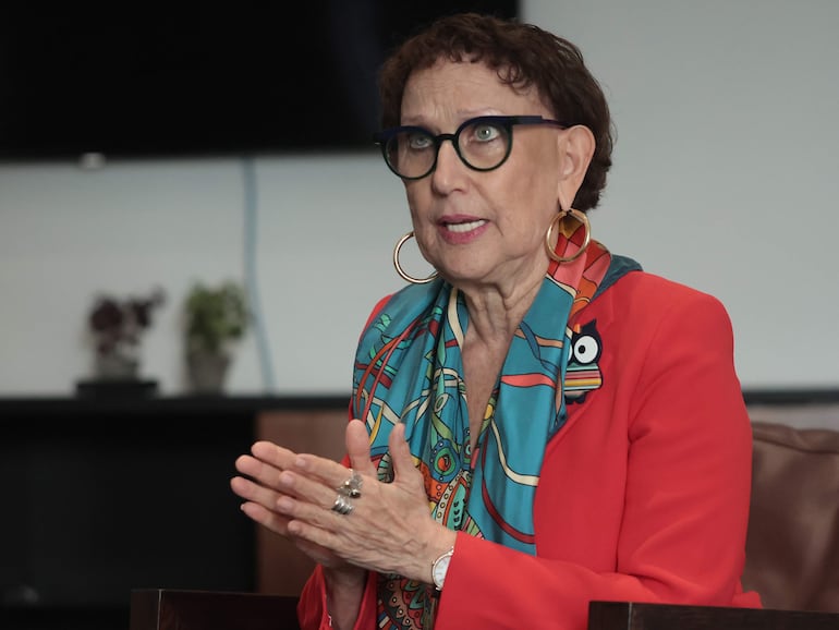 Rebeca Grynspan, secretaria general de la Conferencia de las Naciones Unidas sobre Comercio y Desarrollo, habla durante una entrevista con EFE, este domingo en Ciudad de Panamá (Panamá). La situación del canal de Panamá, afectado desde el año pasado por una fuerte sequía que obligó a restringir el tránsito de buques, "ha mejorado", dijo este domingo en la capital panameña la secretaria general de la Conferencia de las Naciones Unidas sobre Comercio y Desarrollo (UNCTAD, por sus siglas en inglés), la costarricense Rebeca Grynspan.
