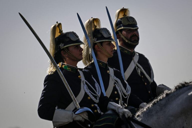 Según el “Diccionario panhispánico de dudas”, cuando “en honor” significa ‘como homenaje a alguien o algo’, el complemento que expresa la persona o cosa homenajeada puede ir introducido por las preposiciones “de” o “a”.