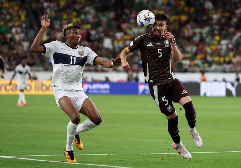 GLENDALE, ARIZONA - JUNE 30: Kevin Rodriguez of Ecuador defends against Johan Vasquez of Mexico in the first half during the CONMEBOL Copa America 2024 Group D match between Mexico and Ecuador at State Farm Stadium on June 30, 2024 in Glendale, Arizona.   Steph Chambers/Getty Images/AFP (Photo by Steph Chambers / GETTY IMAGES NORTH AMERICA / Getty Images via AFP)