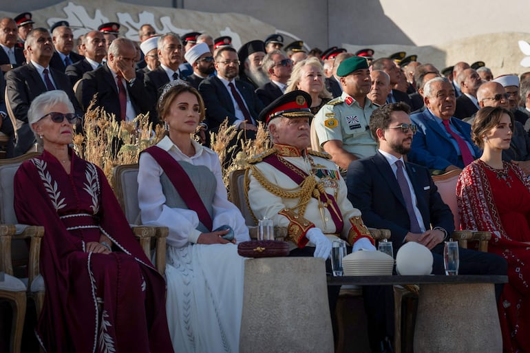 La princesa Mona de Jordania, madre del rey Abdalá II; la reina Rania, el monarca jordano, el príncipe heredero Hussein y su esposa saudita Rajwa al-Seif, en la ceremonia del Jubileo de Plata en Ammán. (Chris Setian / Jordanian Royal Palace / AFP) 