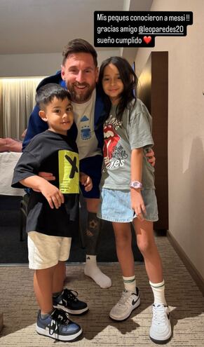 Messi posando feliz junto a Ciro y Olivia Iturbe.