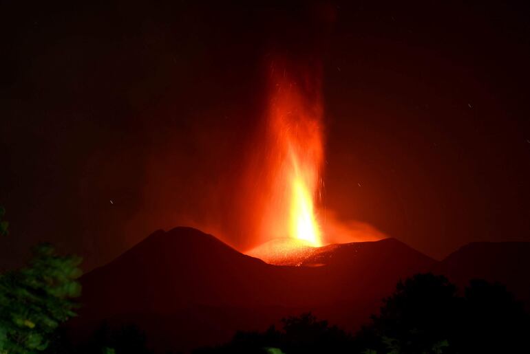 El volcán Etna arroja lava durante una erupción en la isla de Sicilia, Italia.