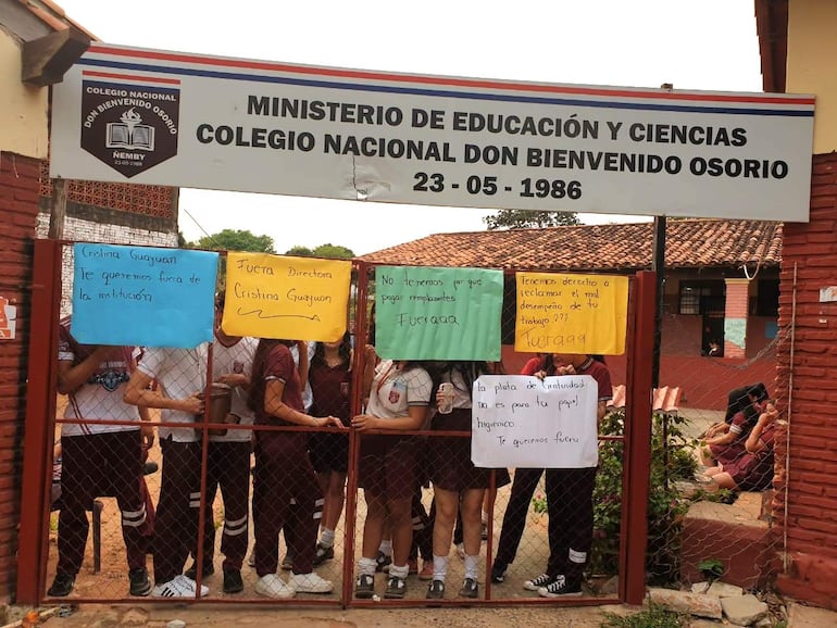 Alumnos del colegio Bienvenido Osorio continúan con la toma y exigen la renuncia de la directora Cristina Guayuán.