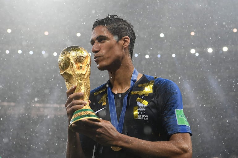 El defensor Raphael Varane, jugador de la selección de Francia, celebra con el trofeo de campeón la conquista del Mundial Rusia 2018.