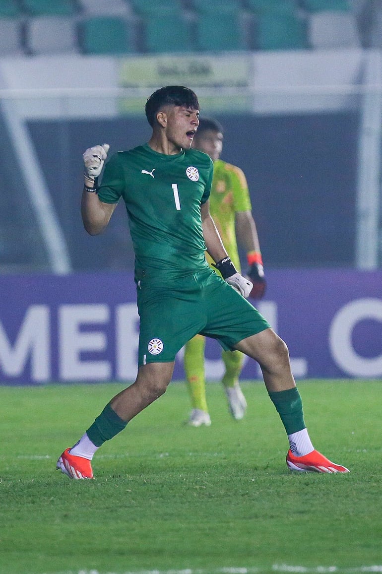 Félix Fernández fue clave en la tanda de penales atajando dos tiros para que la Albirrojita clasifique a la final.